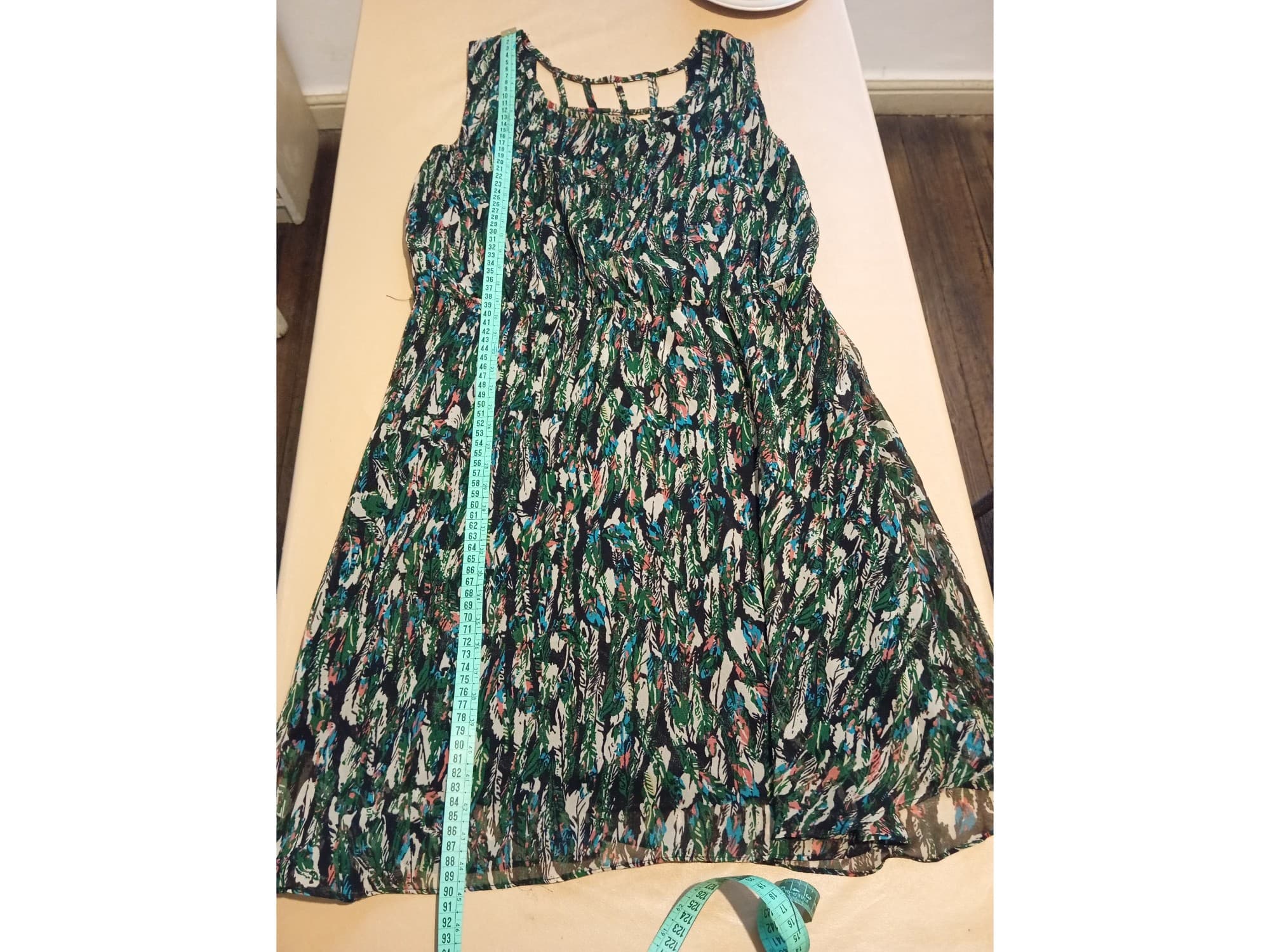 Vestido casual estampado, espalda calada. Impecable