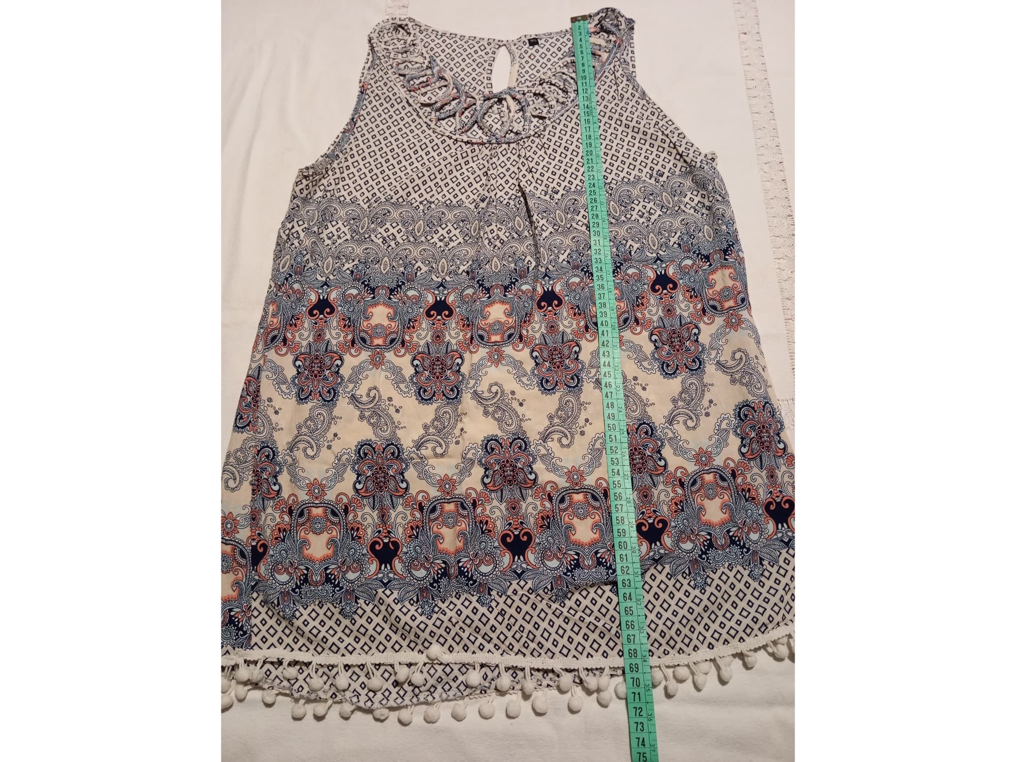 Musculosa delicada con detalle en cuello y pompones. IMPECABLE
