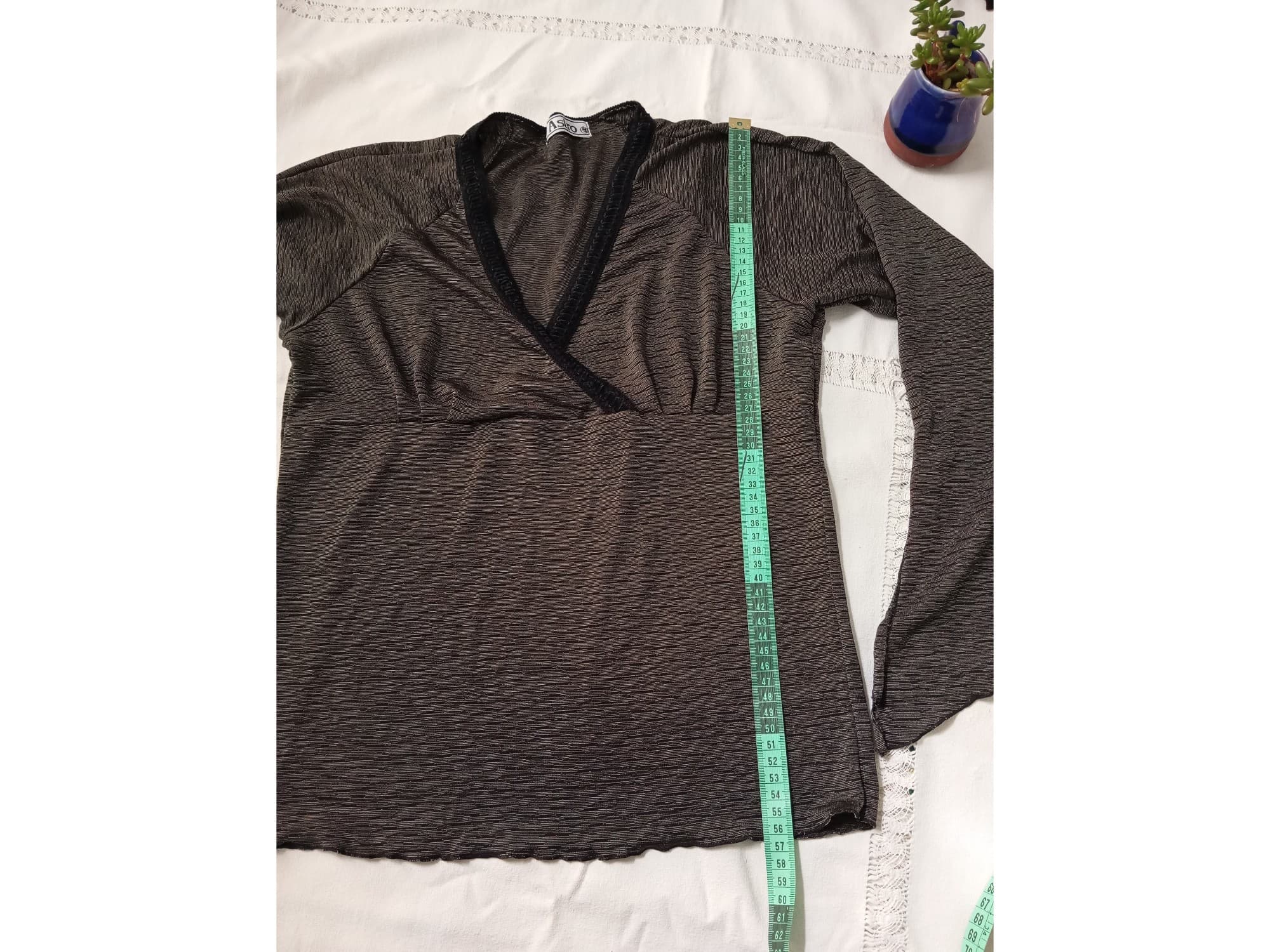 Remera de vestir, manga en pico y escote cruzado. IMPECABLE