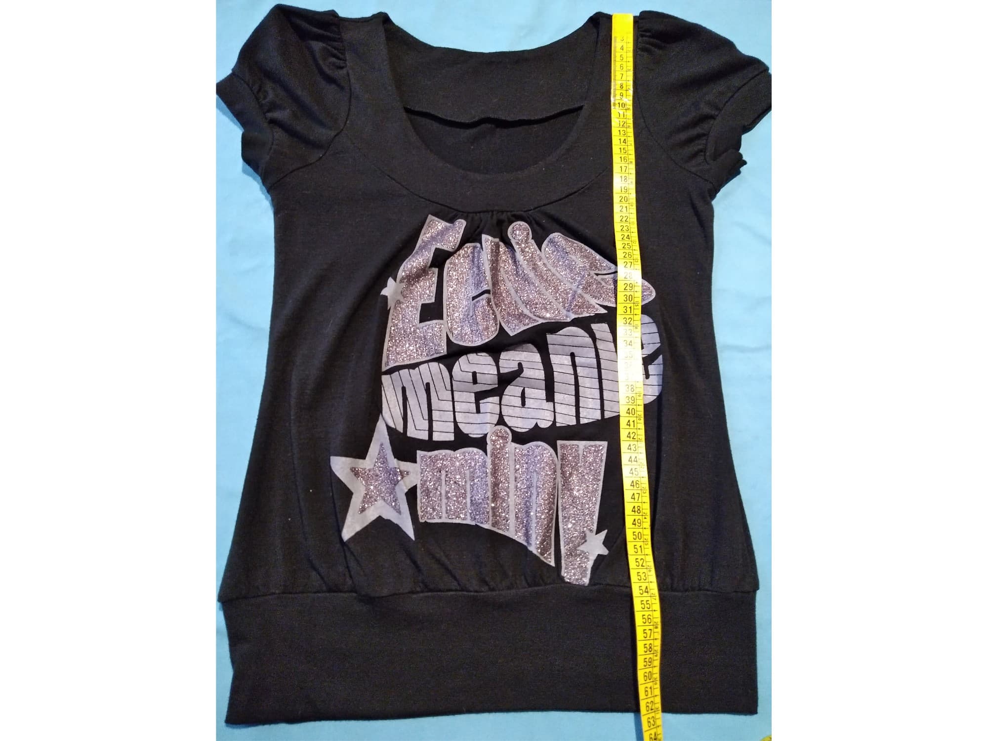 Remera con escritura brillosa, manga princesa. IMPECABLE