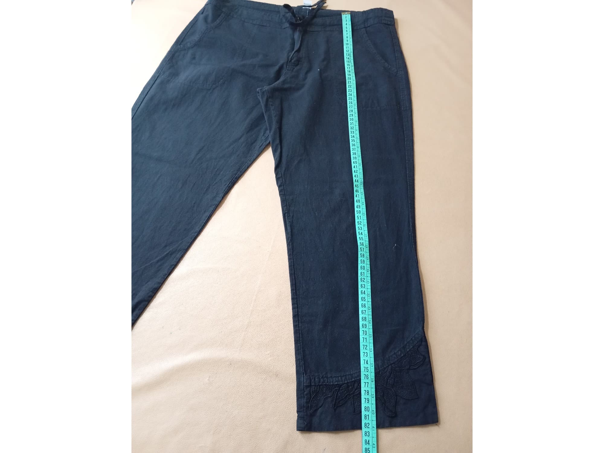 Pantalon capri negro, rigido con cordon. Impecable