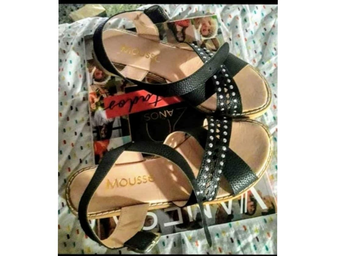 Sandalia de verano negra con tachas