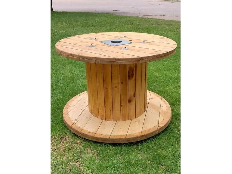 Carretel de madera lijado y con ruedas