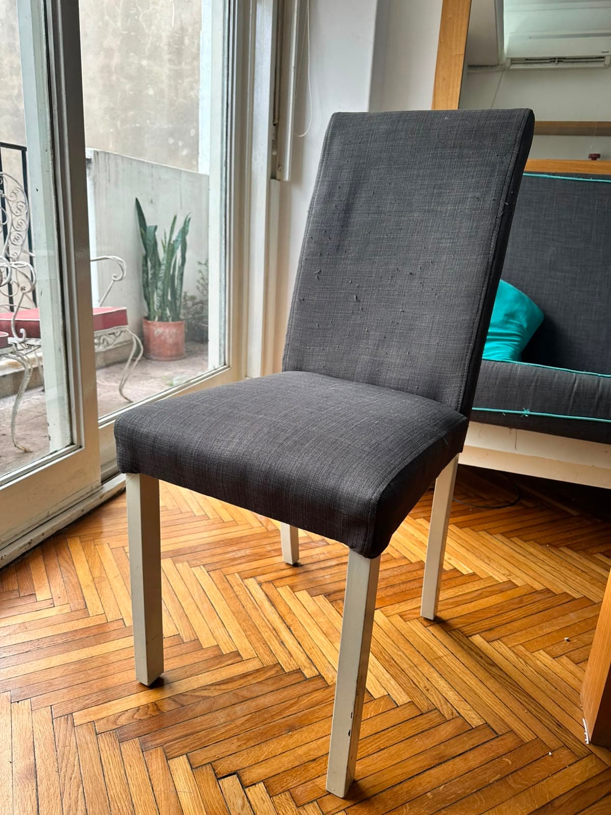 Sillas de Comedor Tapizadas Gris – Patas Blancas – 6 Disponibles