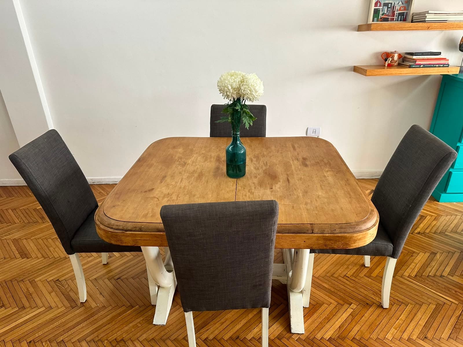Juego de Comedor – Mesa de Madera + 4 Sillas Grises