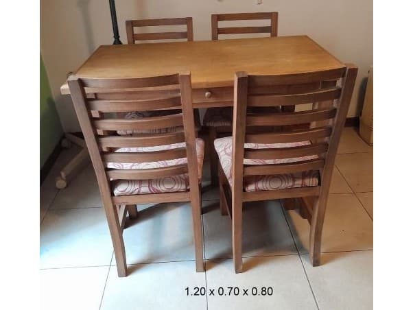 Mesa de pino con 4 sillas tapizadas