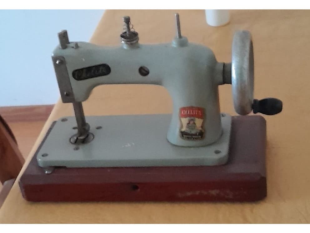 Maquinita de coser antigua