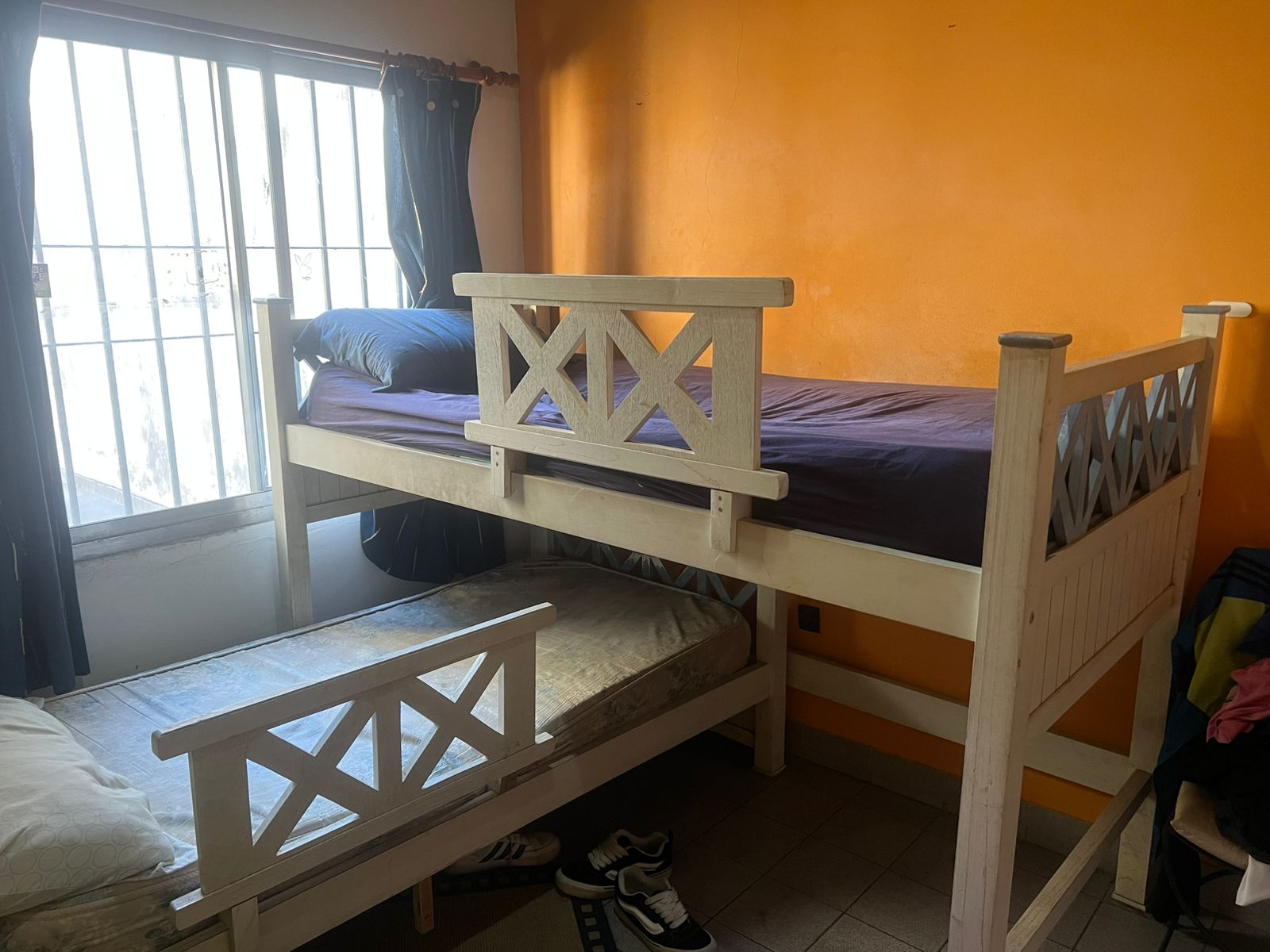 Vendo Camas 1 plaza y 1/2 combinadas en L. Madera maciza y patinadas 