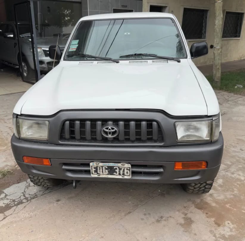 Vendo Toyota Hilux cabina simple 4x4 titular impecable 