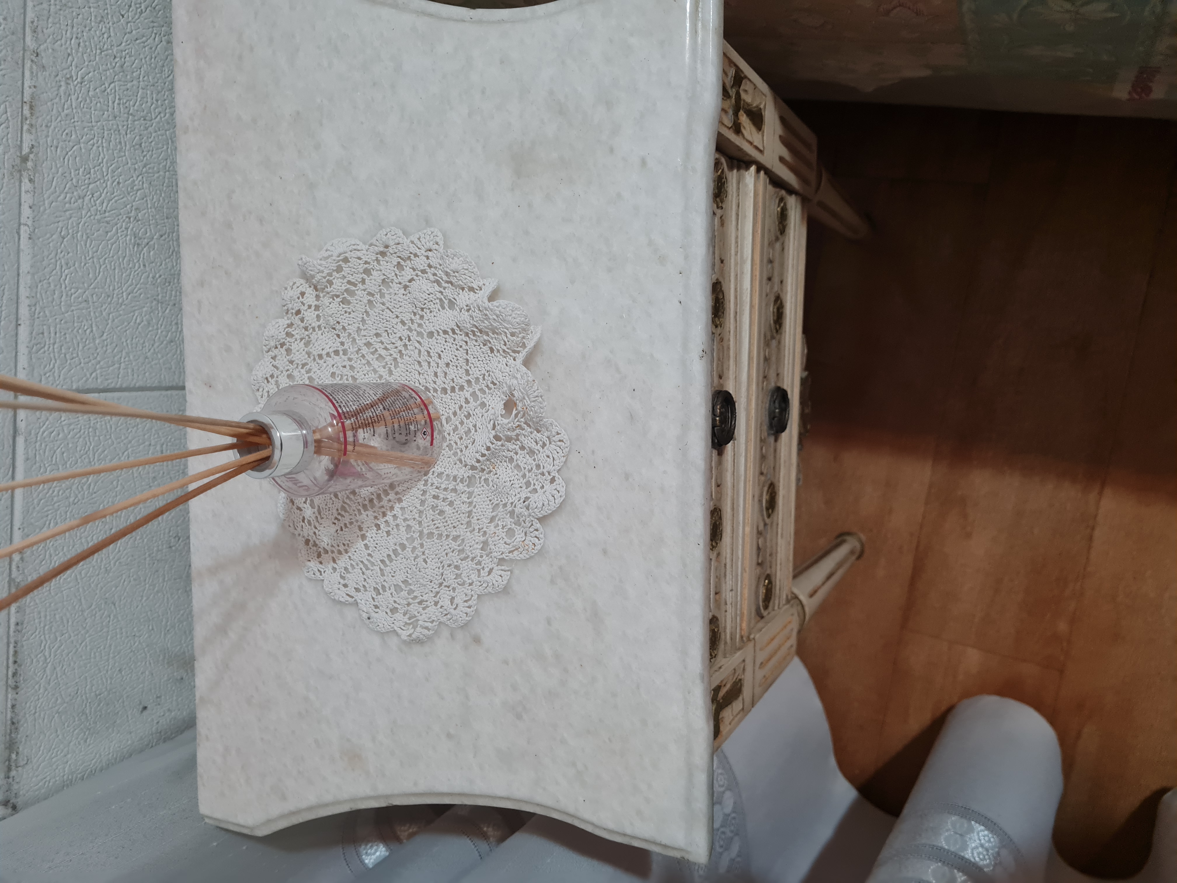 Cama y 2 mesitas de luz estilo Luisxvi en perfecto estado y de madera maciza.